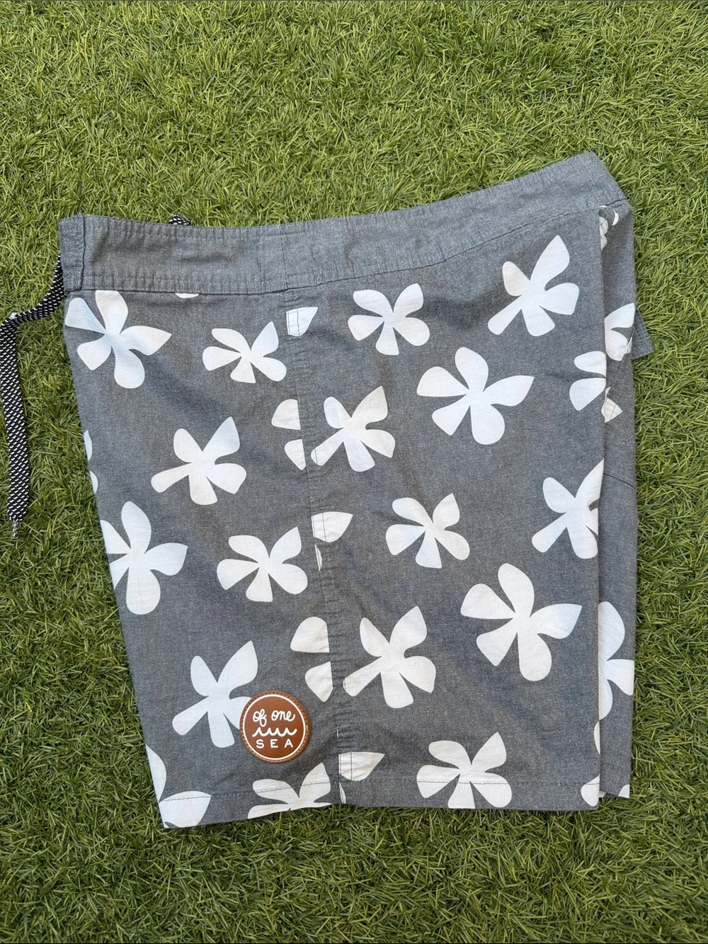 Of One Sea Men’s Floral Board Shorts Size 32 Gray Hawaiian Swim Trunks Beach